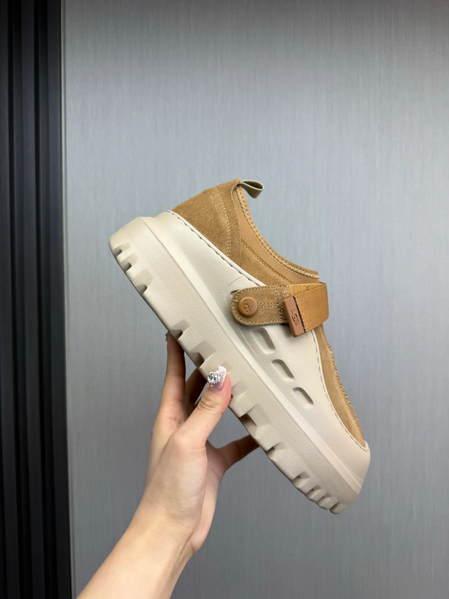 Men's shoes💰580💰Couples💖 New UGG fur integrated men's simple and fashionable snow boots. The most worth buying at the end of this year are warm casual shoes. Whether you are out and about at home, their comfortable and warm performance will be your most suitable fashion companion! The material is cowhide upper and imported wool is used inside. Warm and comfortable! The eva+ rubber patch outsole is cushioned, non-slip and wear-resistant, and has good elasticity. It is light and wear-resistant, comfortable and soft, and the new simple cut is more fashionable. It has both practicality and fashion sense, so you no longer have to worry about how to match it in winter, while still maintaining your fashionable taste. High-quality genuine wool. Look at the details for the material! Size: 35-40-41-42-43-44-44 sneaker size
